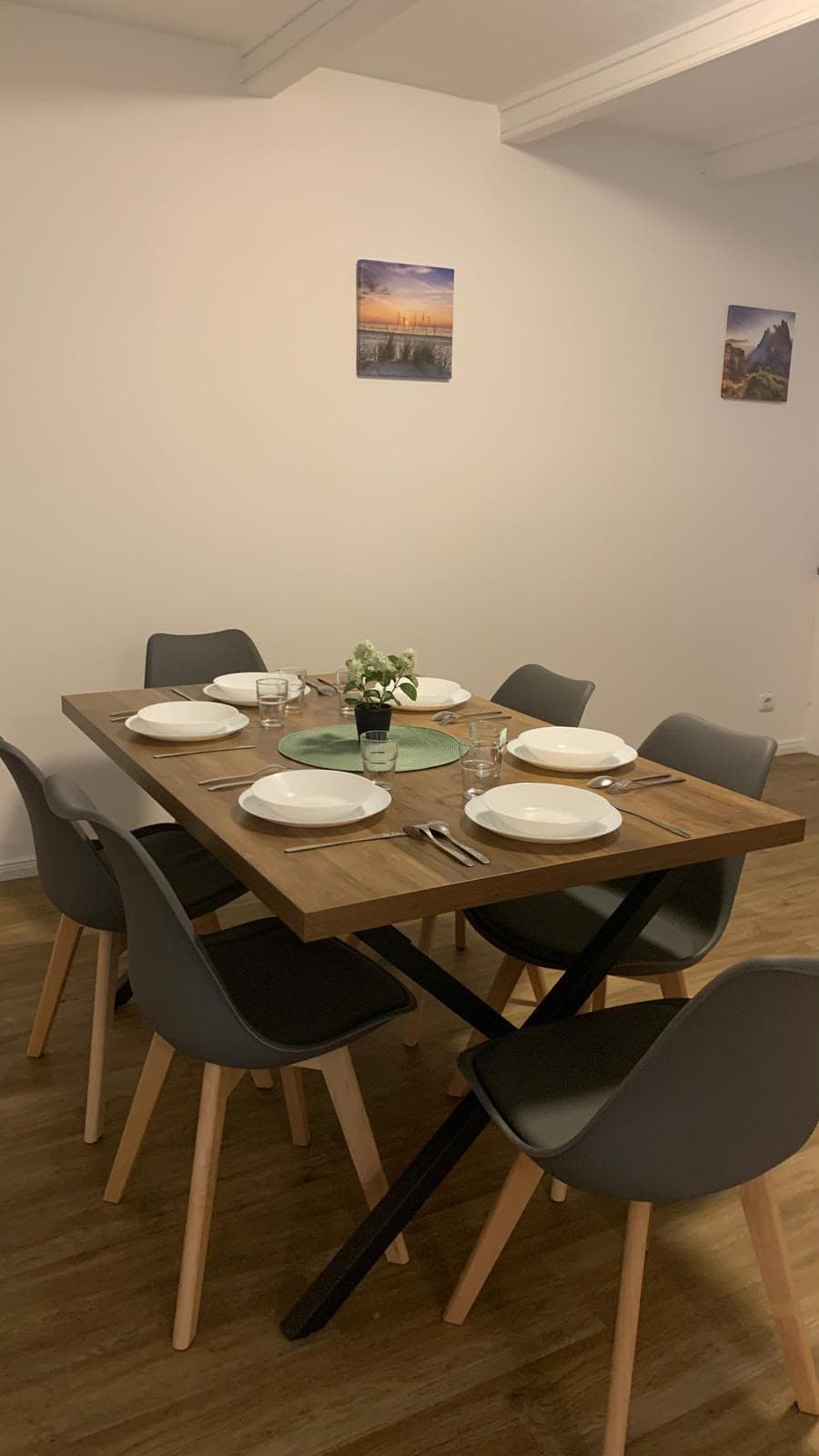 Gedeckter Esstisch mit sechs Stühlen in einem Elephant Apartment