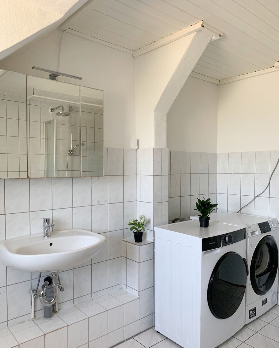 Badezimmer mit Waschmaschine und Trockner