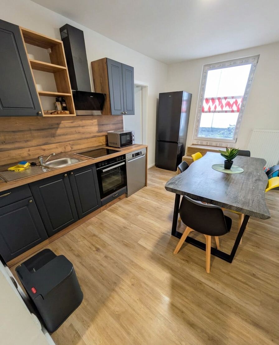 Helle Wohnküche mit Esstisch in einem 1-Zimmer-Apartment
