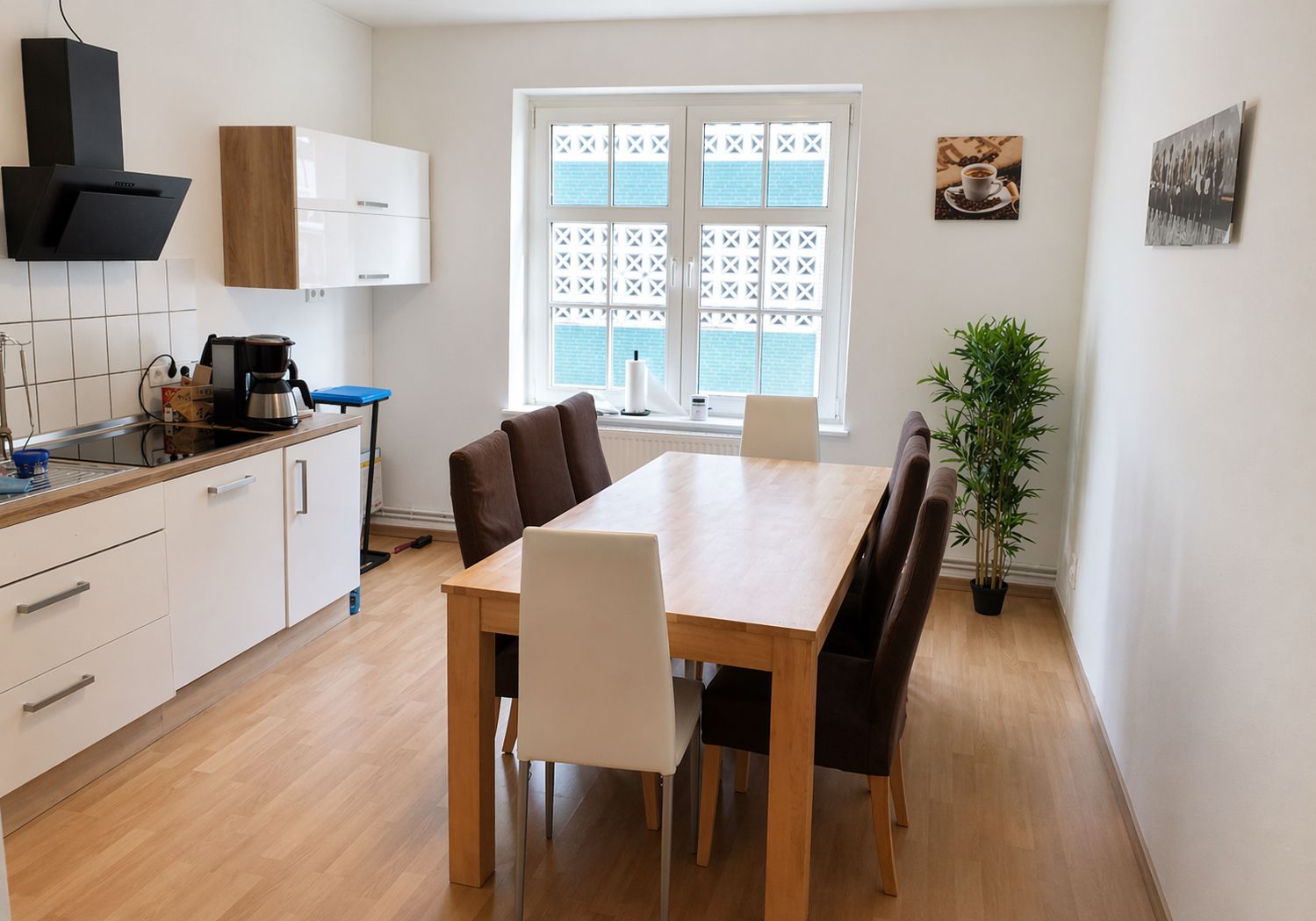 Wohnküche mit Essbereich in einem Apartmenthaus von Elephant Apartments